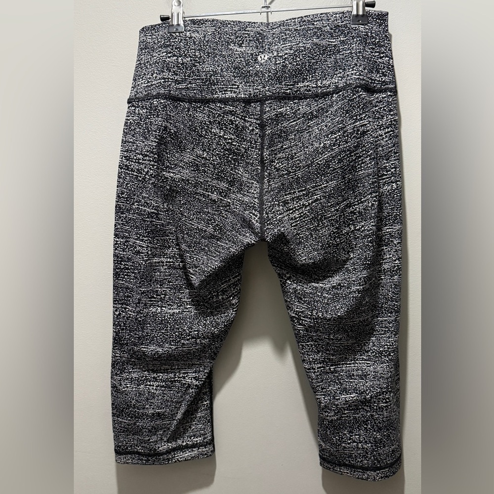Lululemon Wunder Under Hi-Rise 1/2 Tight (or Crop) in the "Air Time White Black" - Picture 4 of 5